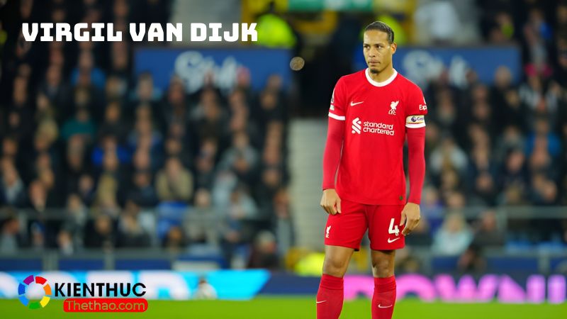 Virgil van Dijk đang giữ băng đội trưởng của Liverpool